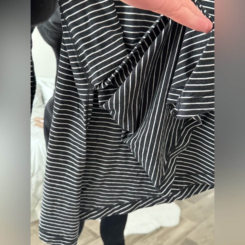 ๐๏ธ Clearance Lululemon To The Point Long Sleeve Heathered Black & White Stripe - Picture 4 of 8